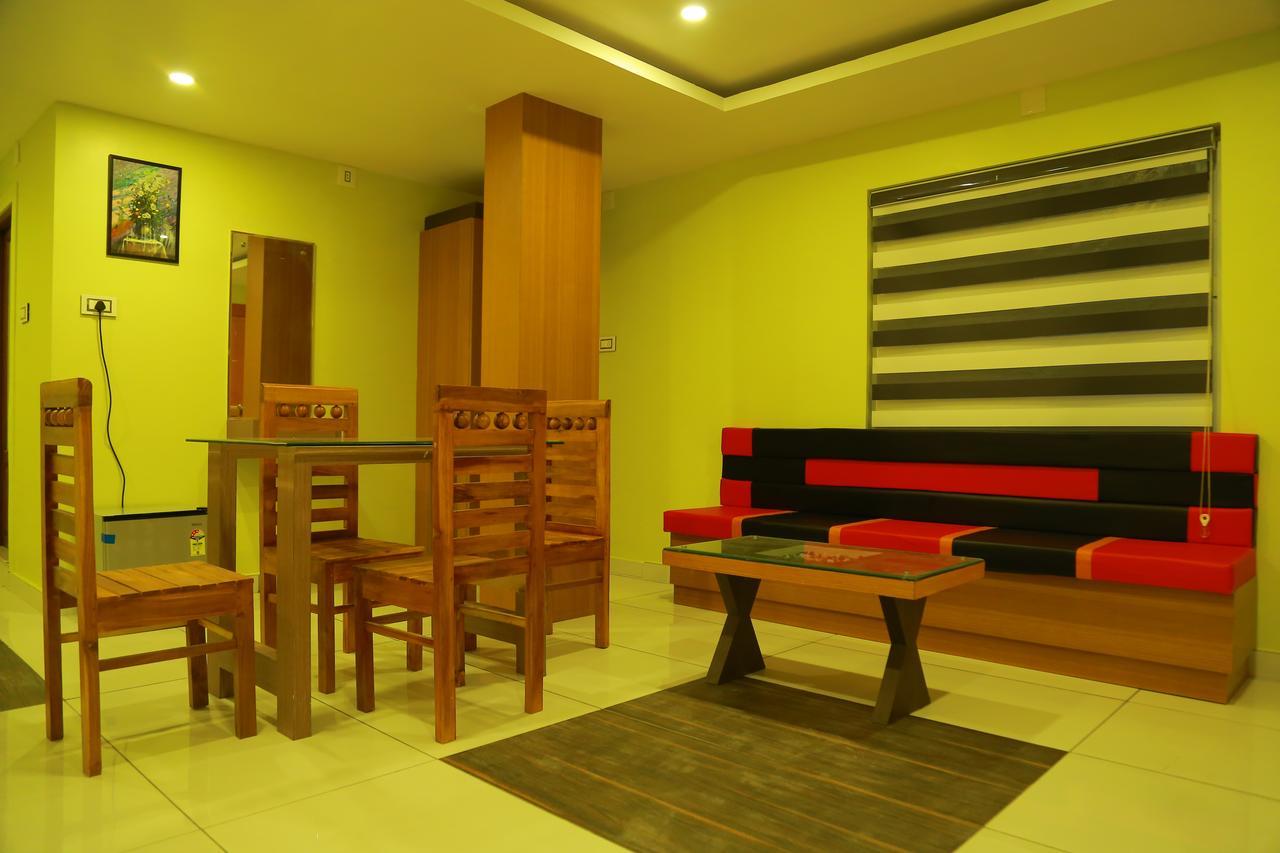 ホテルRoyal Plaza Residency Cheruppulasseri エクステリア 写真